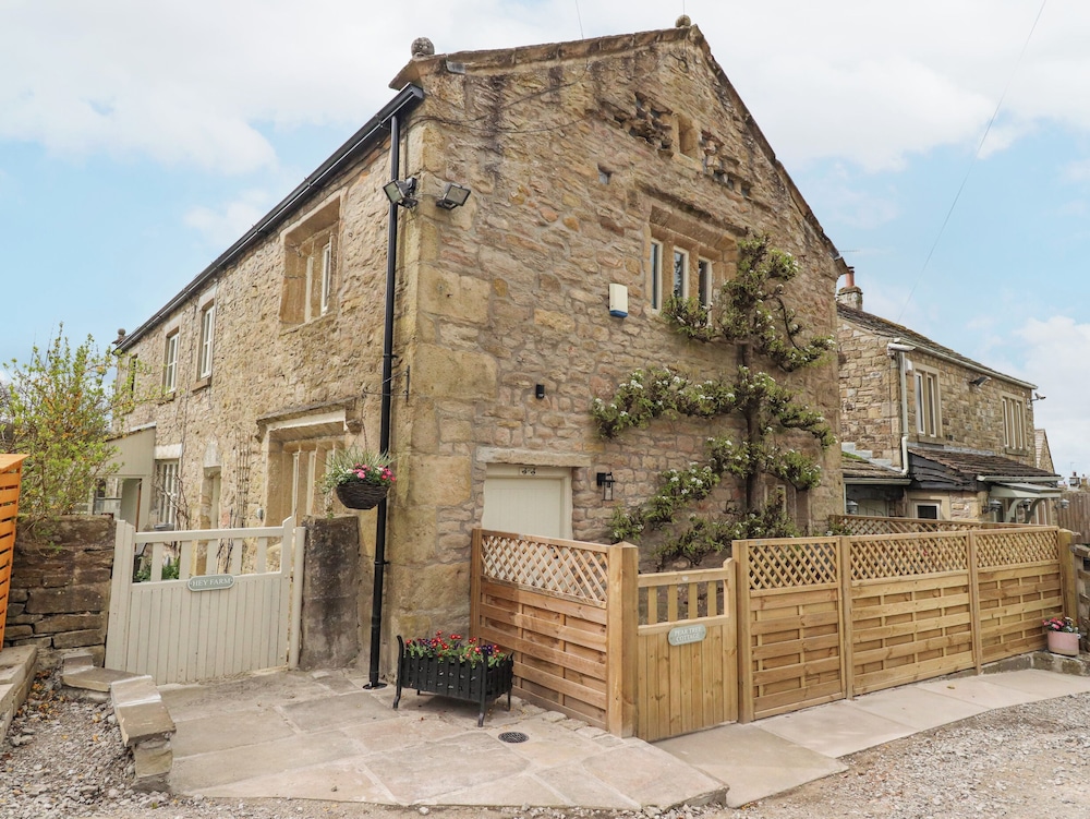 Pear Tree Cottage at Hey Farm — 4-Star Luxury Hotel in Barnoldswick, United Kingdom