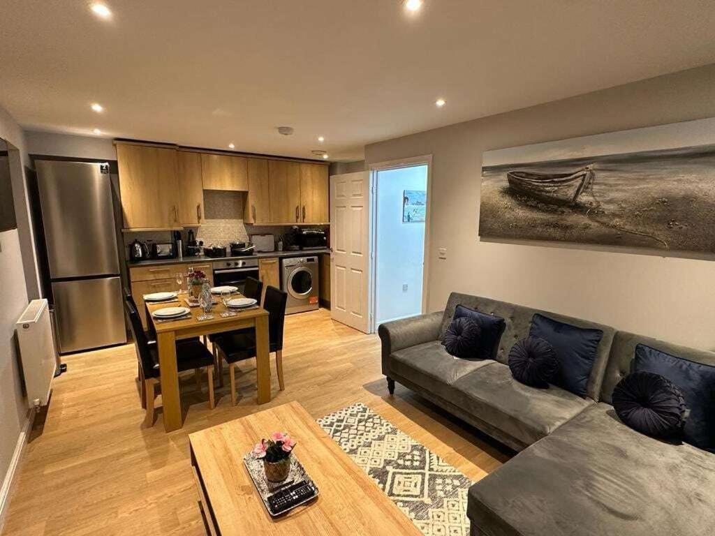 Contemporary Stylish Apartment in Weston — 4-Star Luxury Hotel in Weston-Super-Mare, United Kingdom