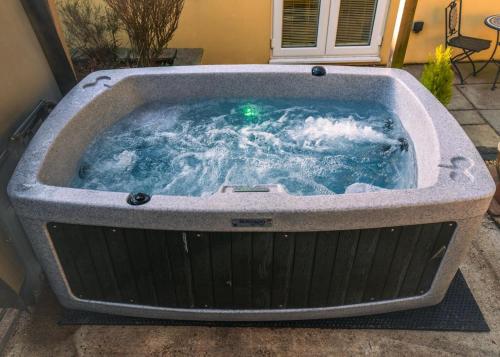 The Retreat own hot tub romantic escape near Lyme Regis in Lyme Regis, United Kingdom