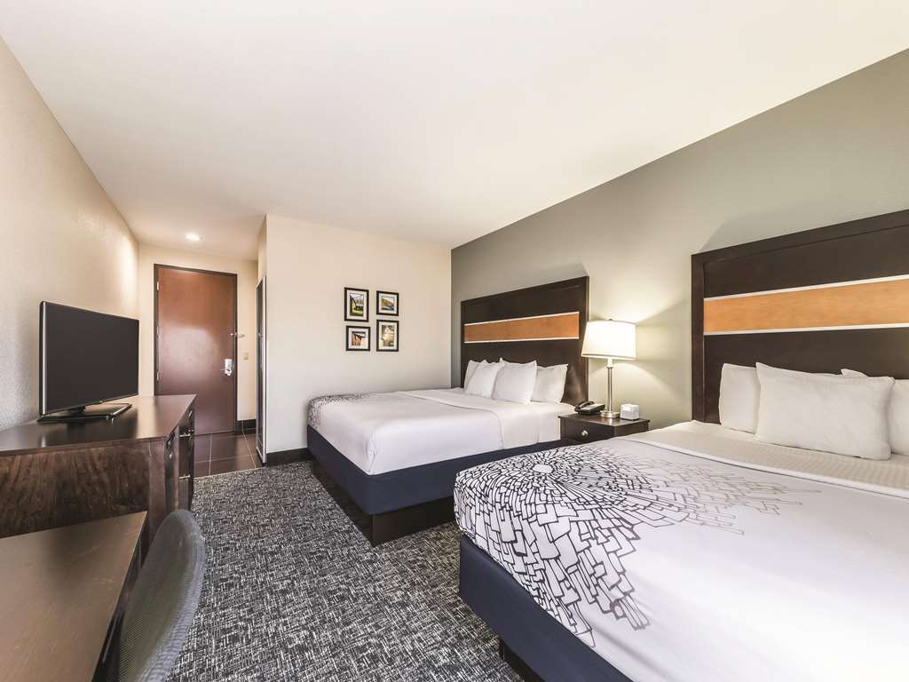 La Quinta Inn & Suites by Wyndham Tulsa Catoosa Route 66 - photo 22
