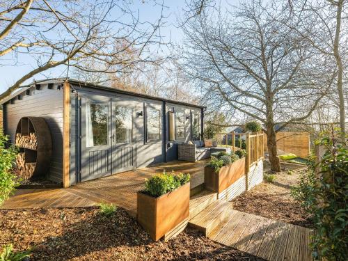 The Cosy Cabin — 5-Star Luxury Hotel in Bristol, United Kingdom