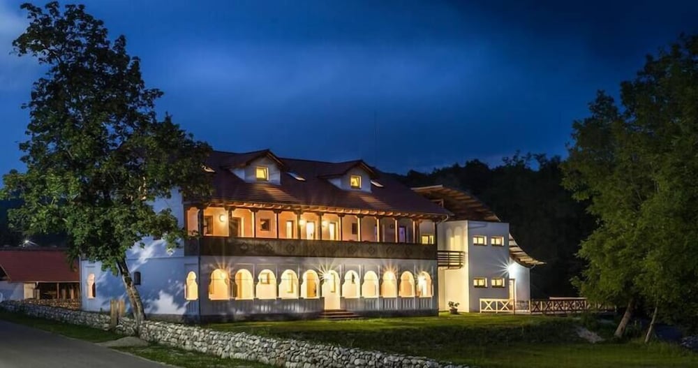Hanul Vatra - last minute hotel in Costesti