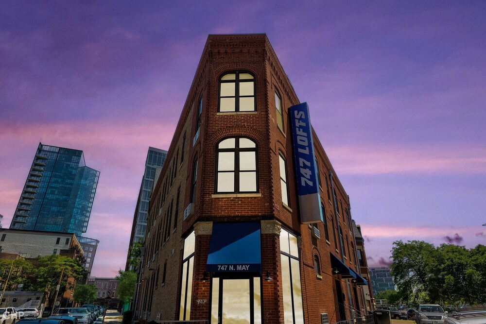 Enjoy A Romantic Chicago Getaway This Windy City Studio Is Perfect For 2 747 Lofts Cabin 104 by RedAwning - photo 13