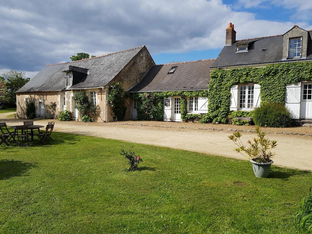 Les Roberderies - carbon neutral hotel in Noyant