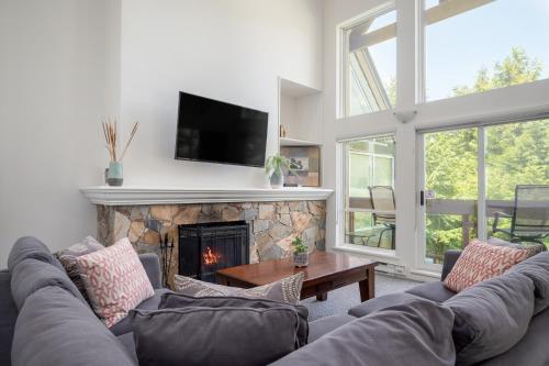 3BR in Alpine Greens Soaker Tub Wood Burning Fireplace Family Sized in Whistler, Canada