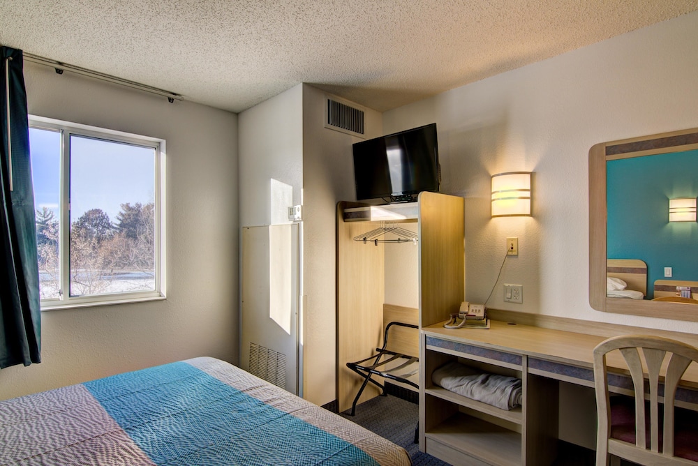 Econo Lodge Menomonie - photo 31