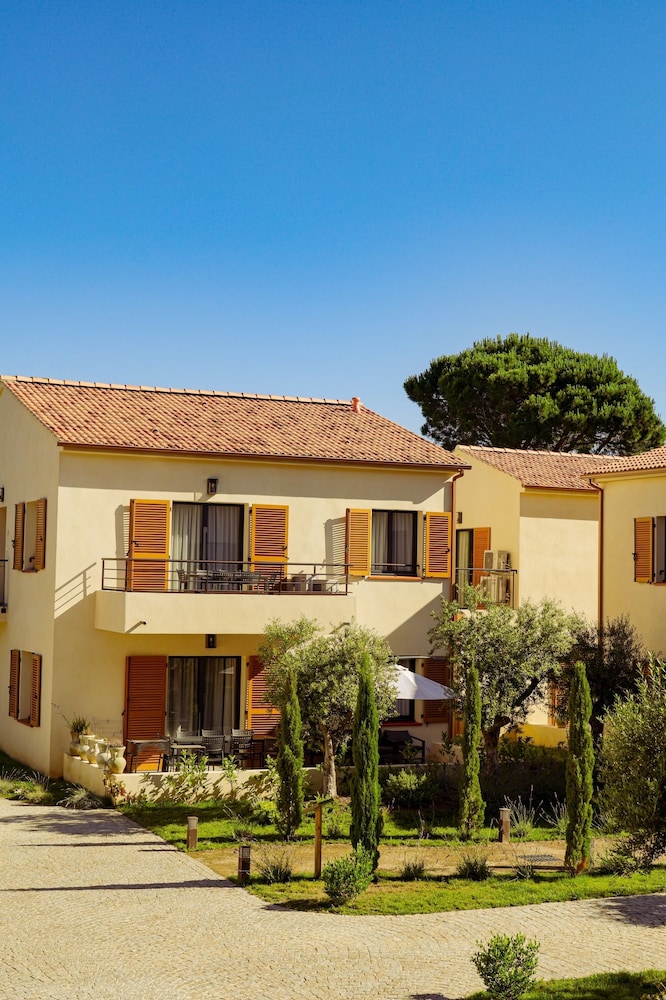 Résidence Catalina — 4-Star Luxury Hotel in Saint-Florent-Sur-Cher, France