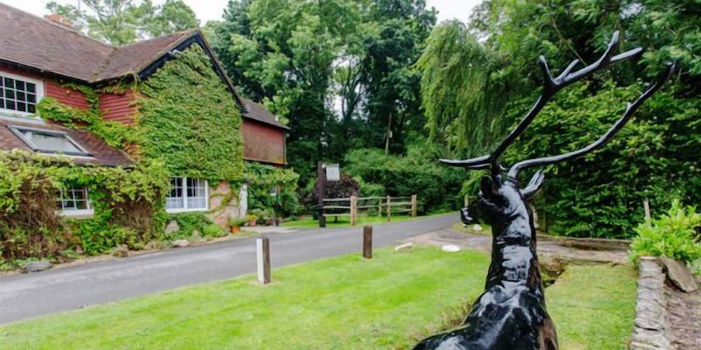 Trivelles Waterhall Country Hotel Gatwick — 4-Star Luxury Hotel in Crawley, United Kingdom