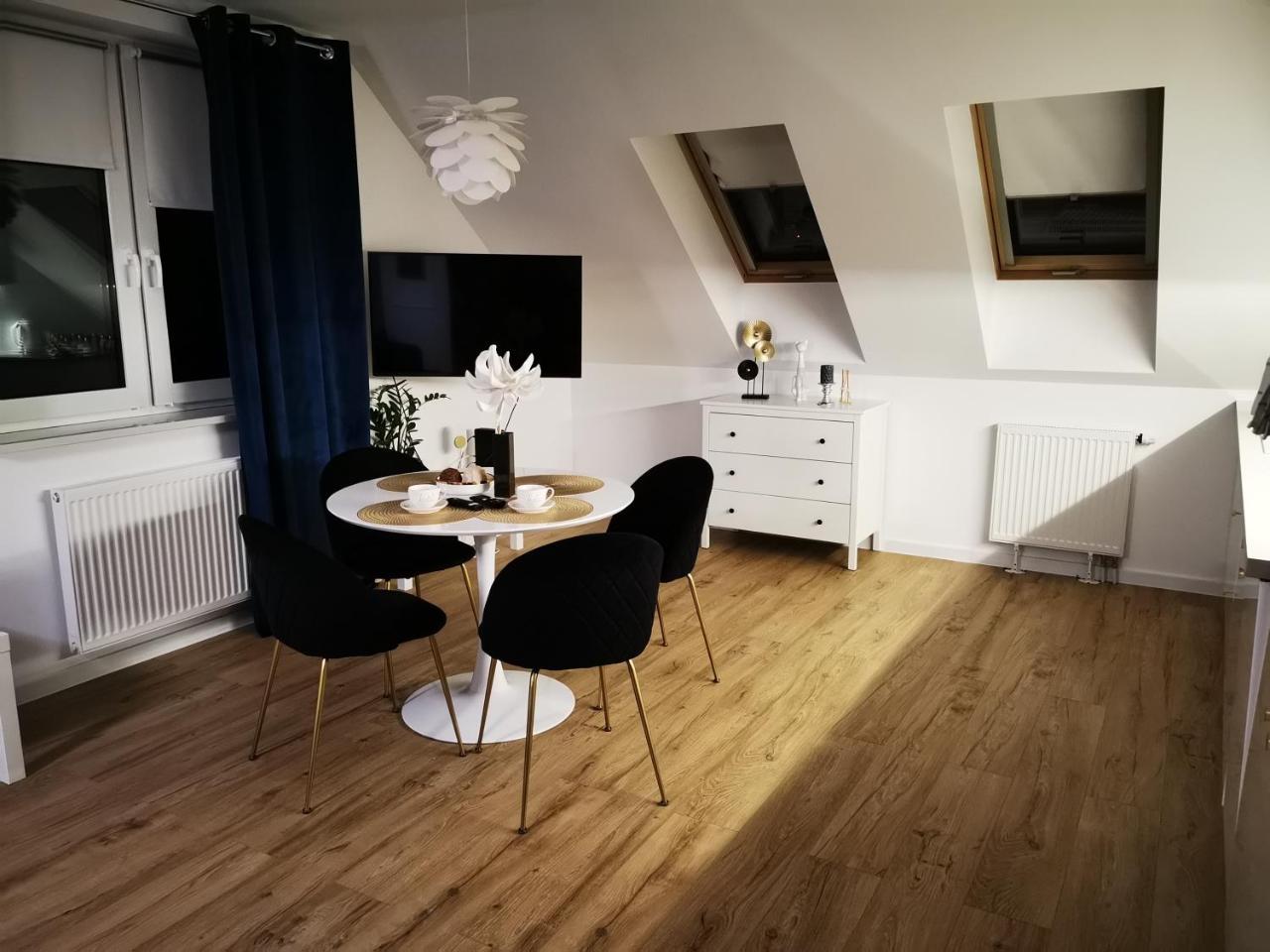 Złoty Apartament Okrzei Z Miejscem Parkingowym Dostep 24h Klimatyzacja — 4-Star Luxury Hotel in Kielce, Poland