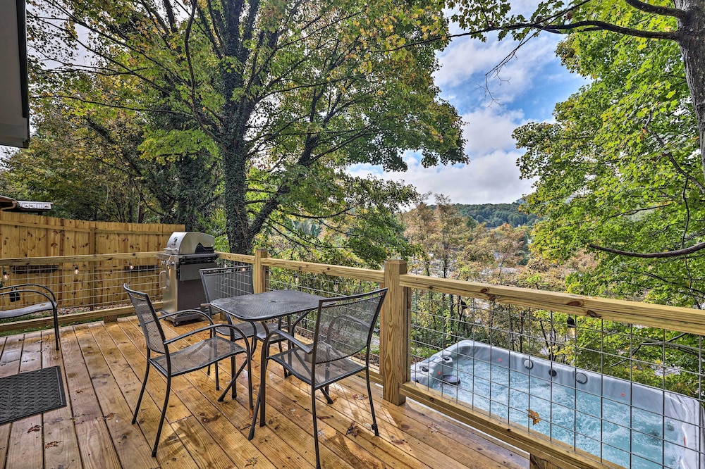 Hilltop Hideaway with Scenic Views and Hot Tub — hotel in West Jefferson