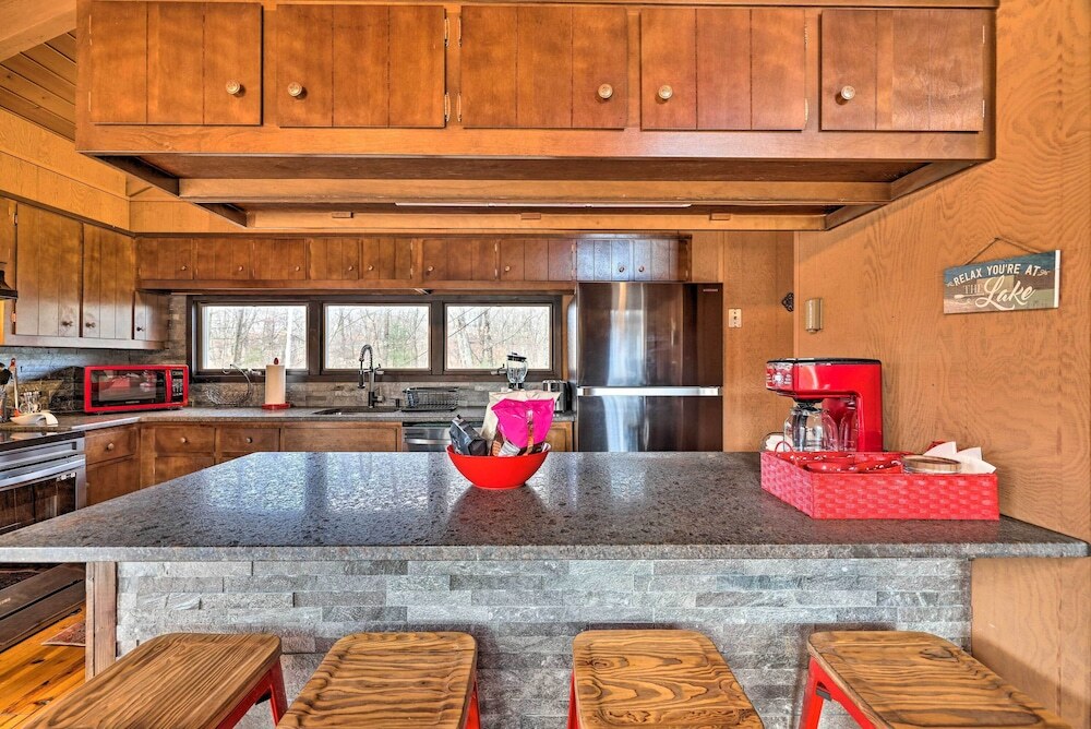 Lakefront Poconos Cottage Deck Fire Pit and Grill - photo 11
