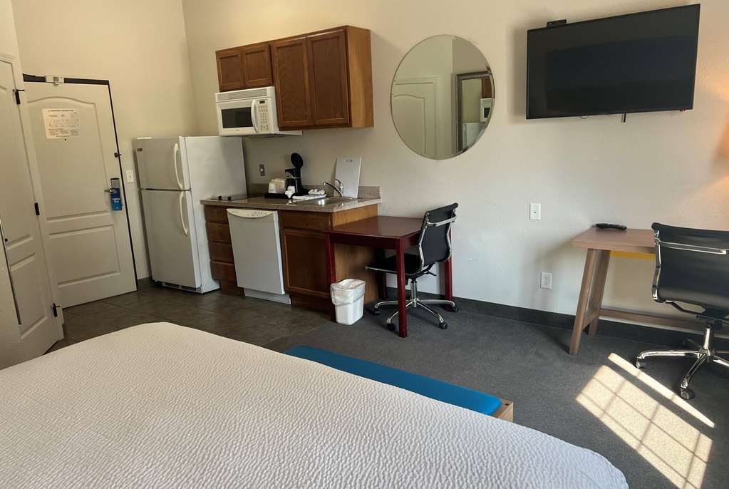 Days Inn & Suites by Wyndham Columbus NE - photo 19