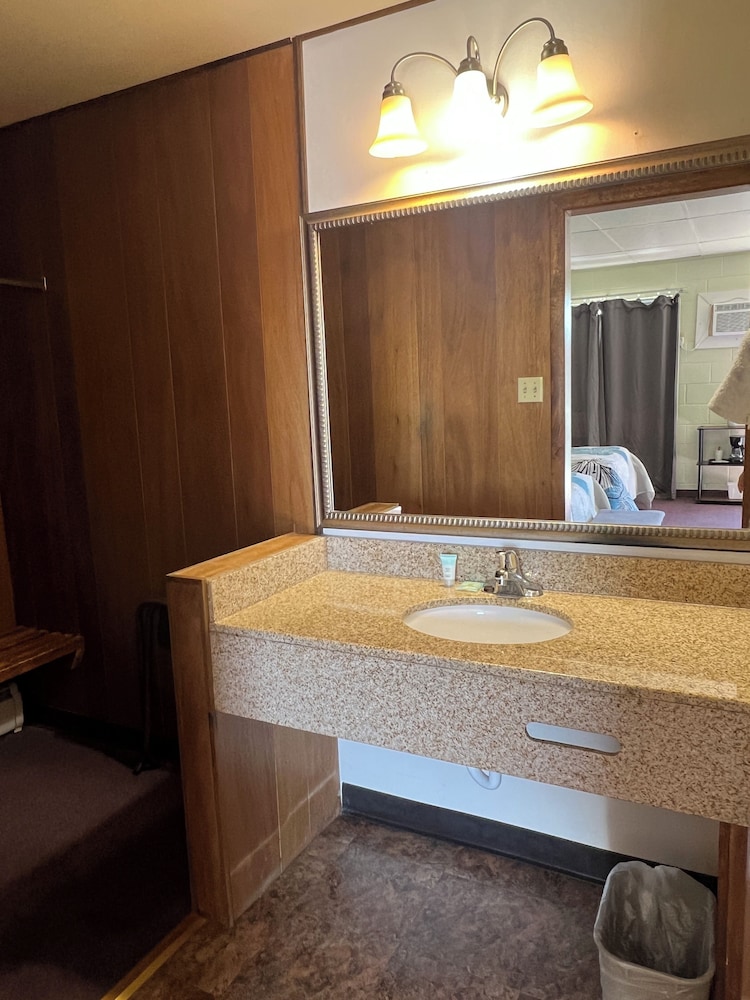 Midtown Inn & Suites - photo 44