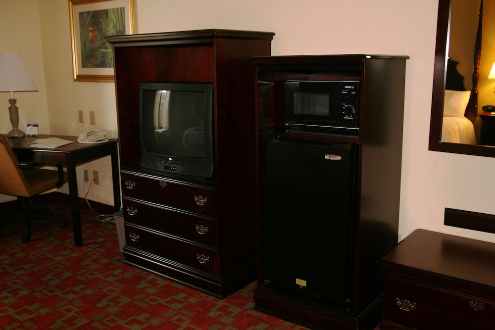 Hampton Inn Canton - photo 13