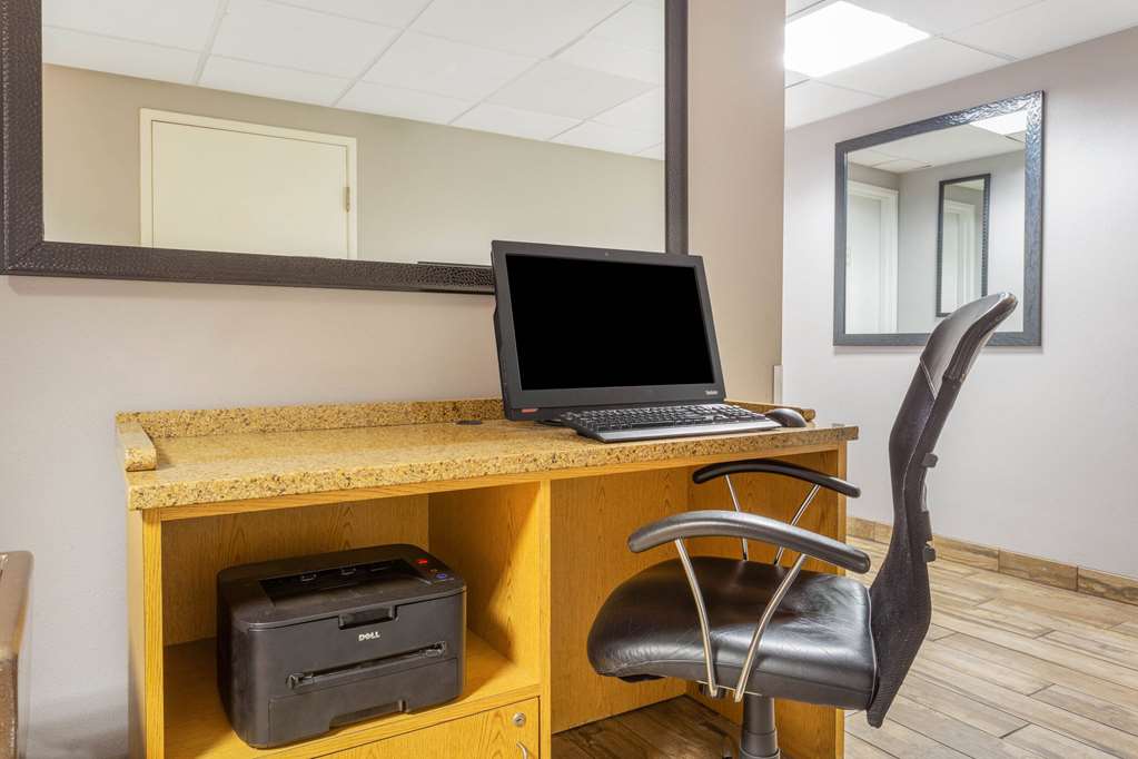 La Quinta Inn & Suites by Wyndham Chicago Tinley Park - photo 47