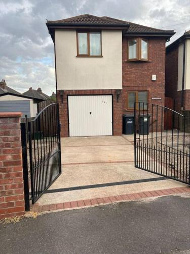Entire 4 Bedrooms Detached House with Driveway — 5-Star Luxury Hotel in Nottingham, United Kingdom