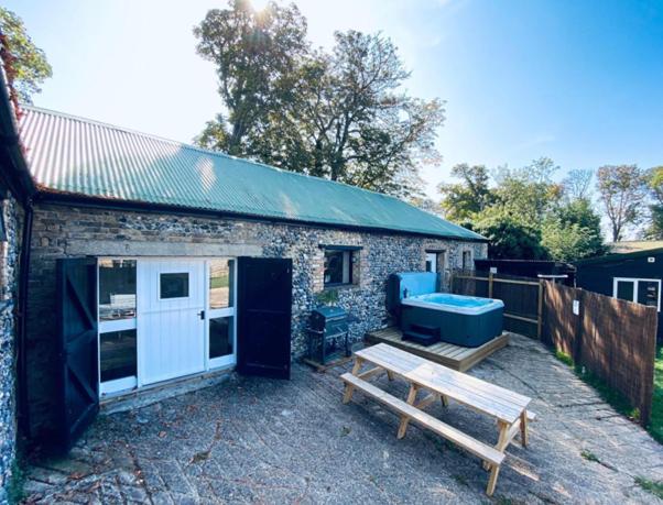 5 Bed Barn Conversion with private hot tub — hotel in Birchington-On-Sea