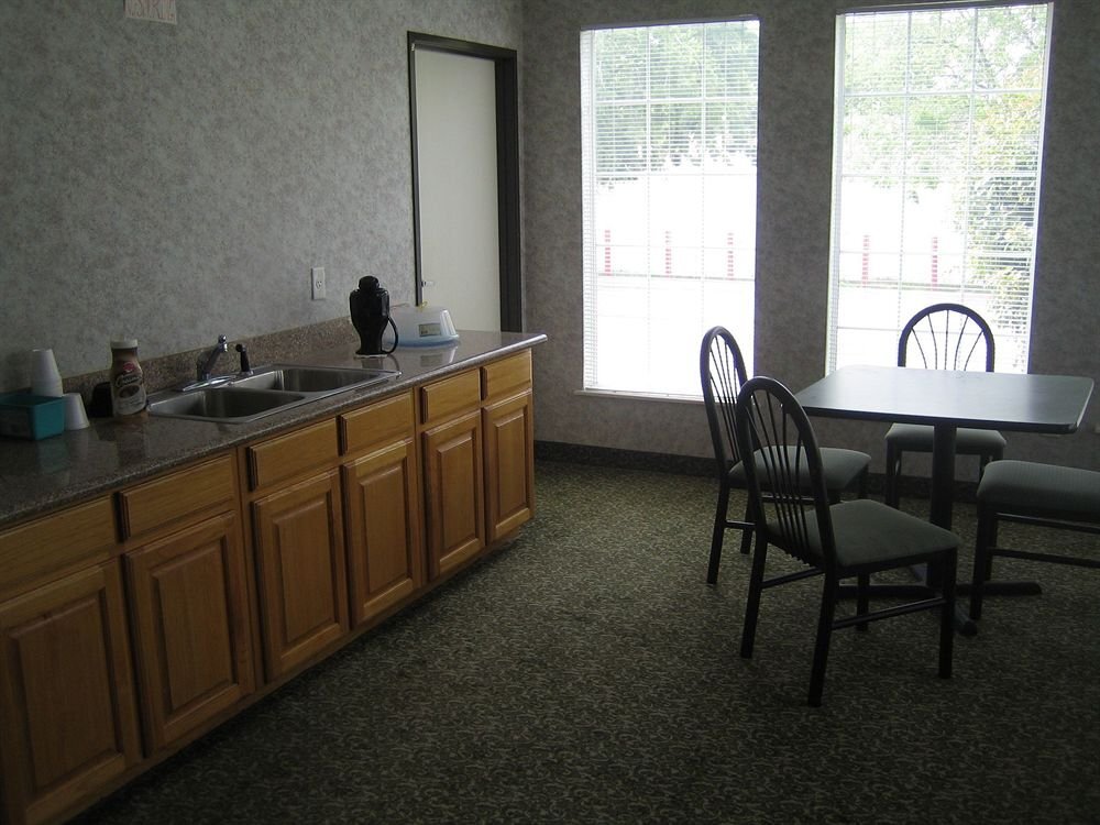 Delux Inn Express Inn & Suites - photo 4