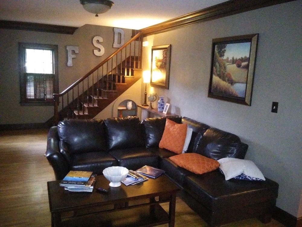 Historic Twin Tudors Inn - photo 33