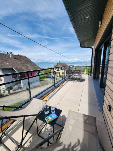 Studio Lumineux Avec Grande Terrasse Et Vue Lac Parking Prive — hotel in Lugrin