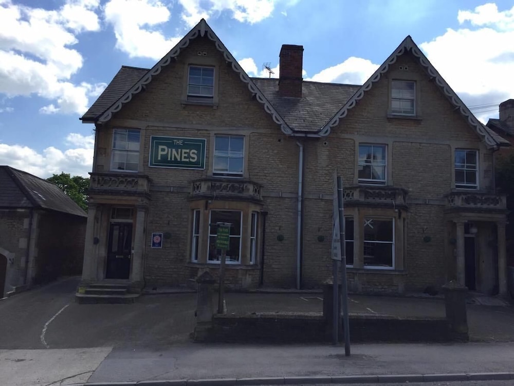 The Pines Guest Accommodation - carbon neutral hotel in Chippenham