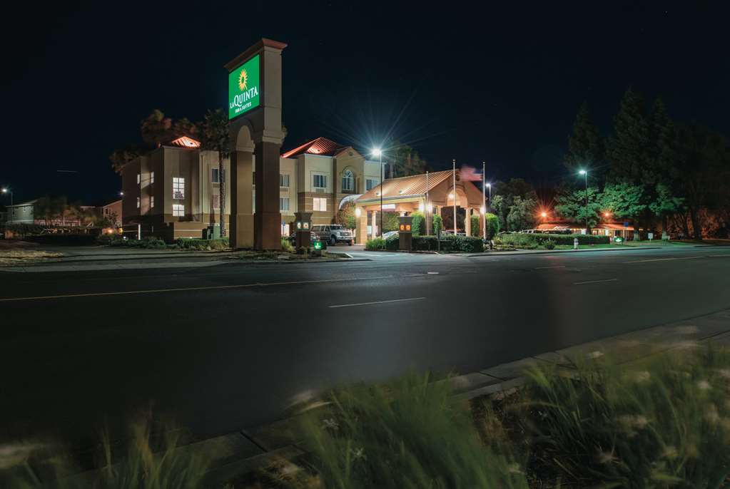 La Quinta Inn & Suites by Wyndham Fairfield Napa Valley - photo 2