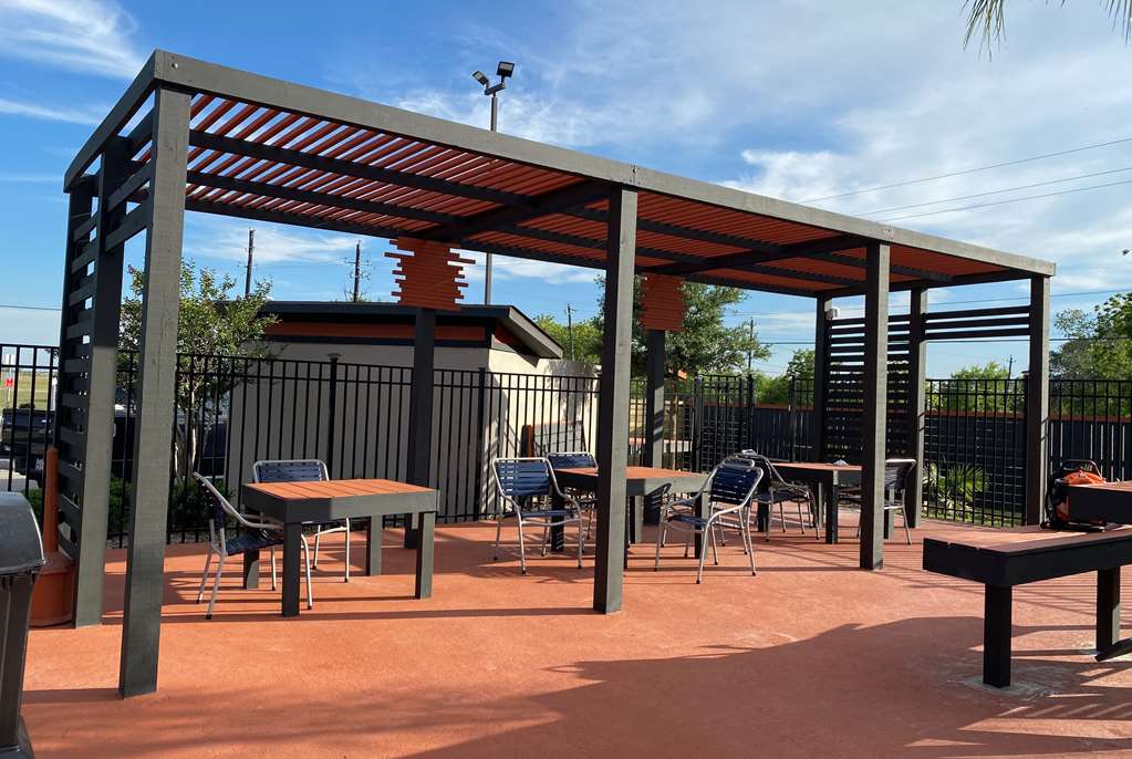 La Quinta Inn & Suites by Wyndham Victoria South - photo 8