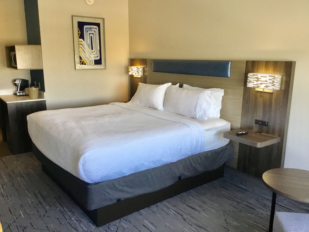 Holiday Inn Express Hotel & Suites Pratt by IHG - photo 7