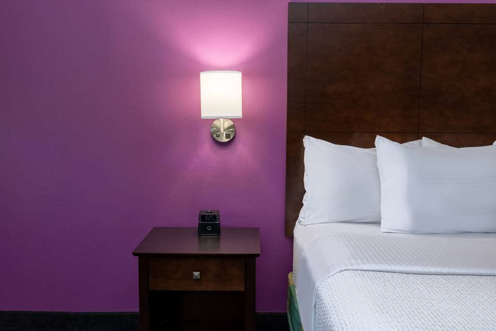La Quinta Inn & Suites by Wyndham Houston NW Brookhollow - photo 15