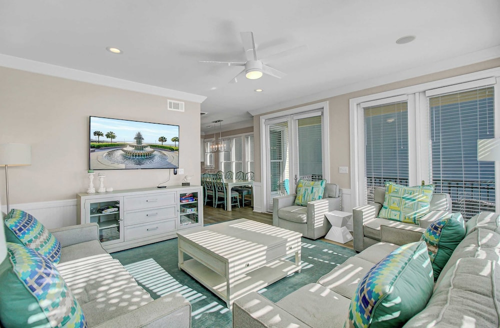 131 Grand Pavilion by Avantstay Oceanfront On The Boardwalk in Isle Of Palms, United States