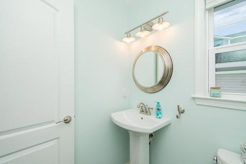 Mermaid Manor by Oak Island Accommodations - photo 22