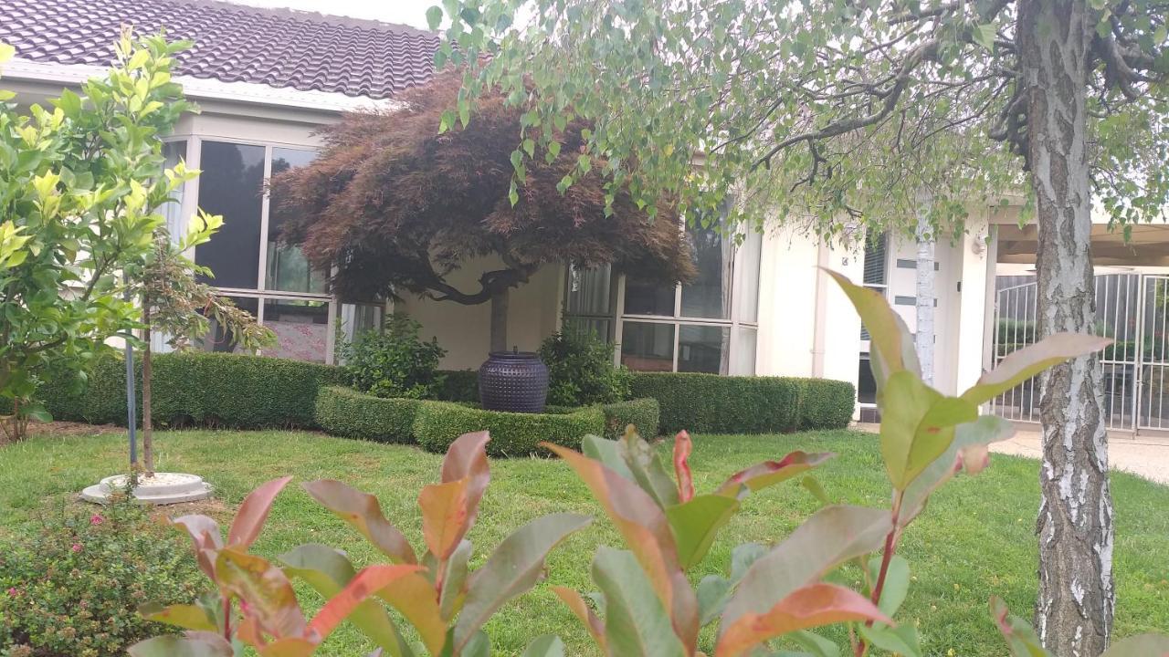 Sweet Holiday Home by the Golf Course — 4-Star Luxury Hotel in Canberra, Australia