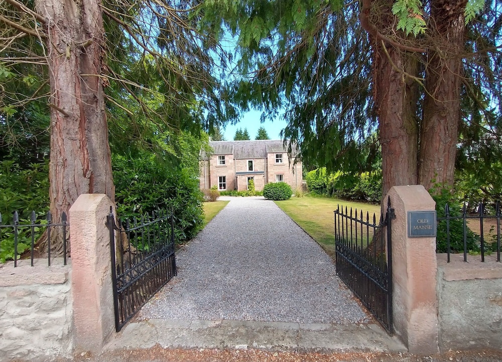 Old Manse — 4-Star Luxury Hotel in Muir Of Ord, United Kingdom