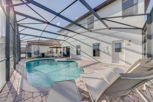 557 Impressive Two Story Private Villa with South Facing Pool 4 Large Bedrooms — 4-Star Luxury Hotel in Orlando, United States