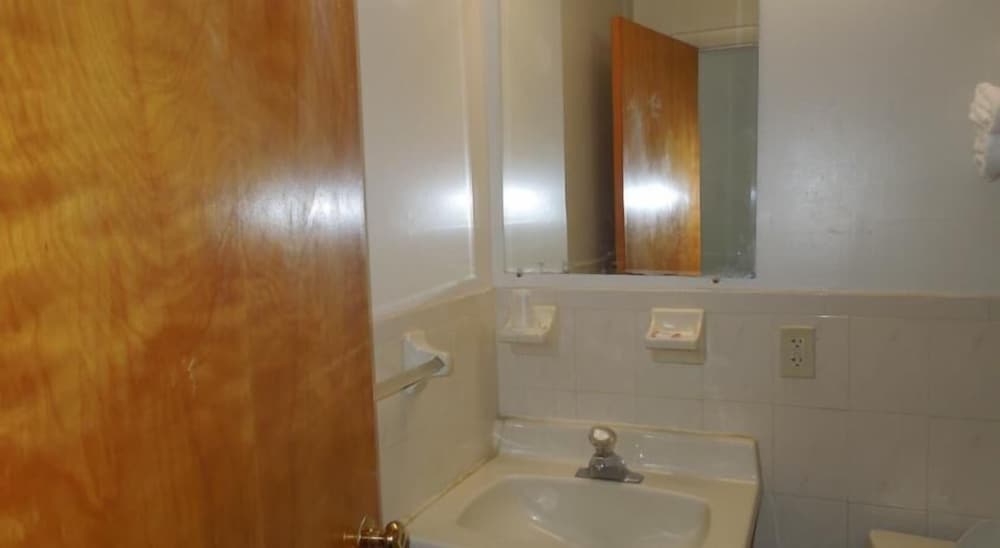 Lee's Motel - photo 19