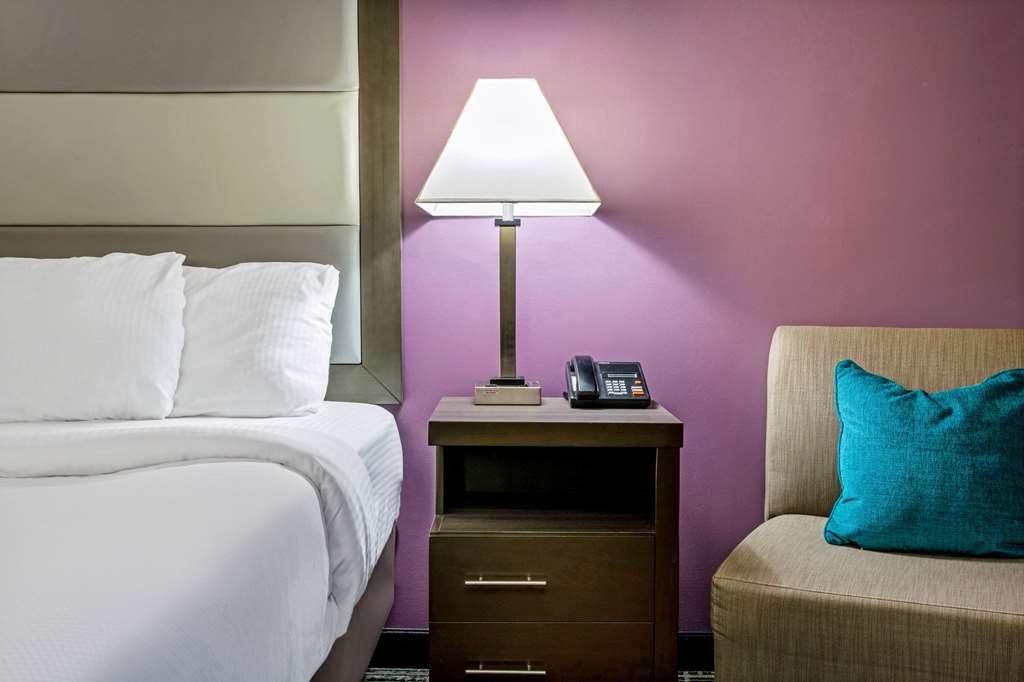 La Quinta Inn by Wyndham Radford - photo 12