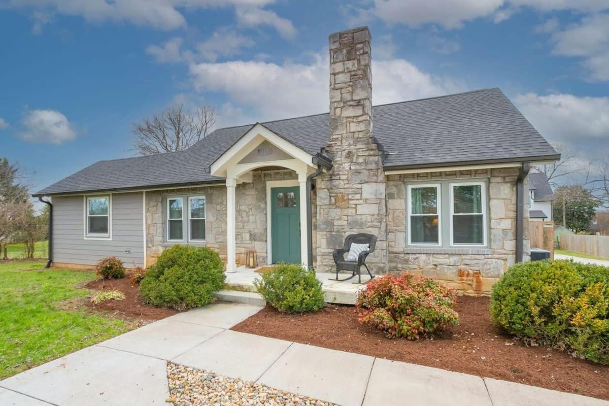 Beautiful Cottage in Donelson Close to Opryland — 4-Star Luxury Hotel in Nashville, United States