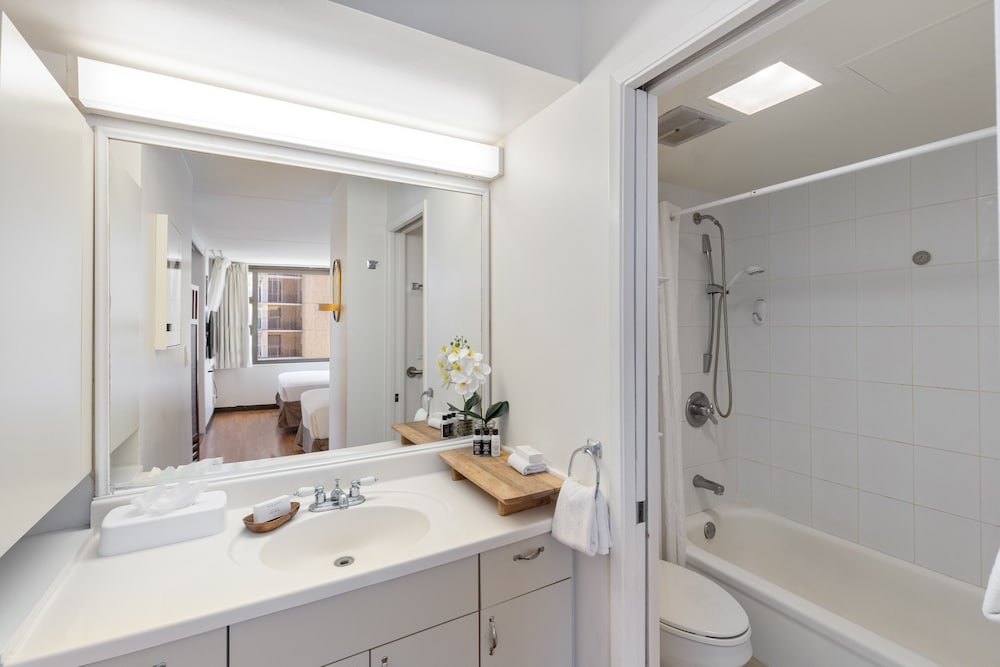Spacious and Comfortable Ocean View Waikiki Banyan Condo FREE Parking by Koko Resort Vacation Rentals - photo 14