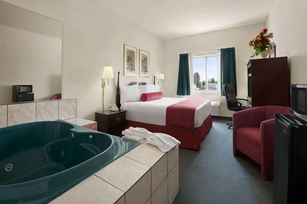 Days Inn & Suites by Wyndham Romeoville - photo 2
