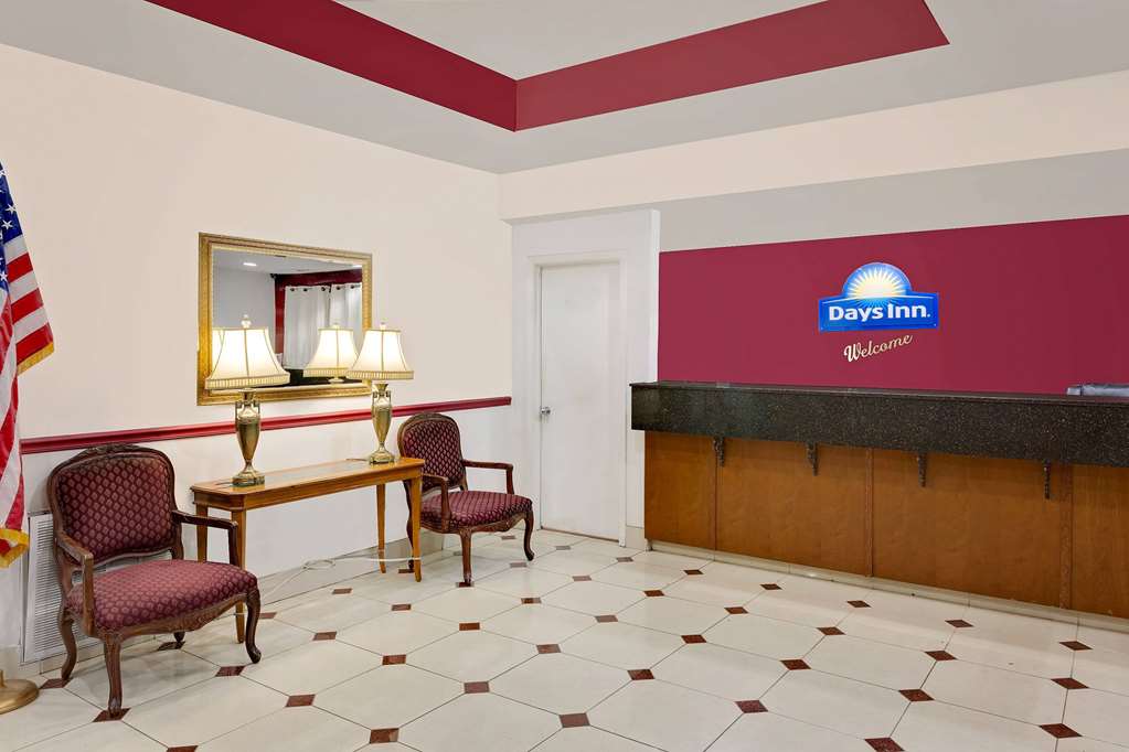 Days Inn & Suites by Wyndham Starkville - photo 2