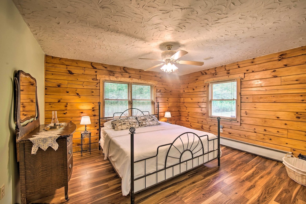 Cozy Family Friendly Pine Grove Cabin W Fire Pit 17922490 — Pine Grove