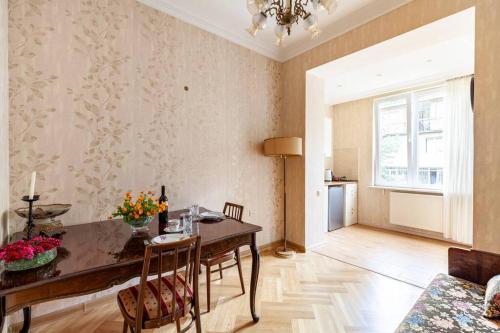 Cozy Apart W AC & free parking in the Town Center