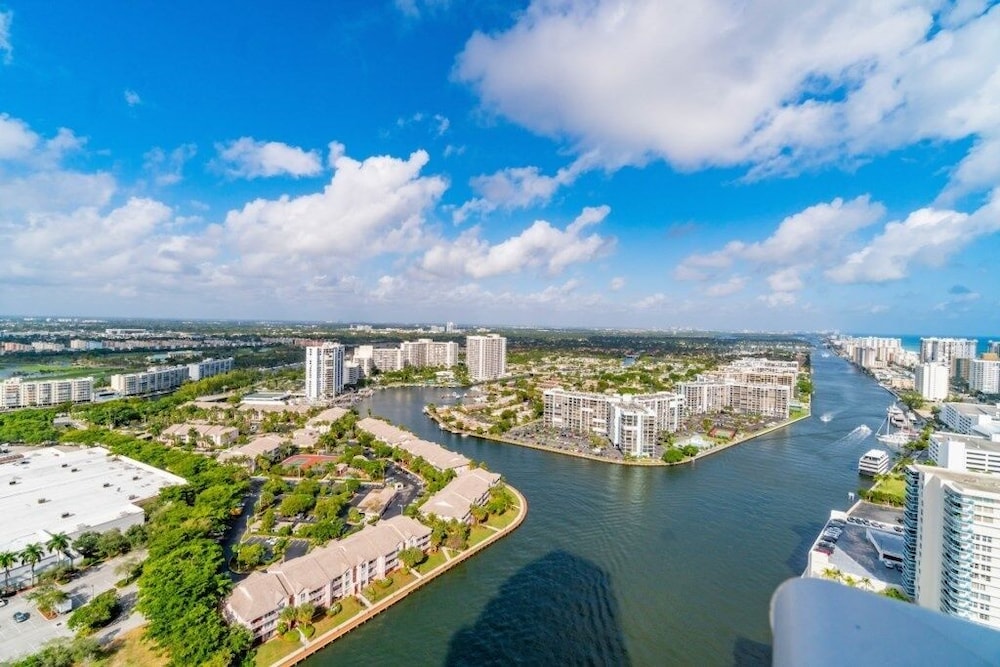 Hyde Beach House Luxury Condo resort 2 Bedroom Condo by RedAwning - photo 26