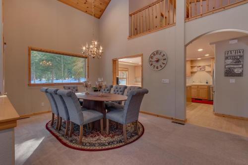 Matterhorn at Tahoe Donner 3000 Sqft 4 BR with Private Hot Tub and HOA Pool Gym and Beach Access — 4-Star Luxury Hotel in Truckee, United States