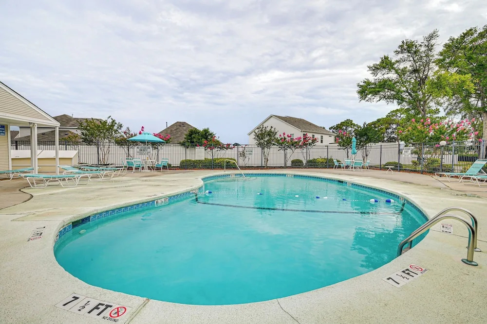 2 Mi to Surfside Beach: Coastal Escape w Balcony — 4-Star Luxury Hotel in Surfside Beach, United States