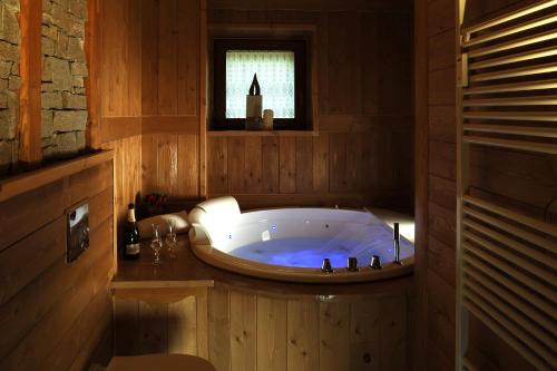 Aparthotel Foyer D Antan Suite Con Caminetto Hammam O Vasca Idromassaggio — Brusson