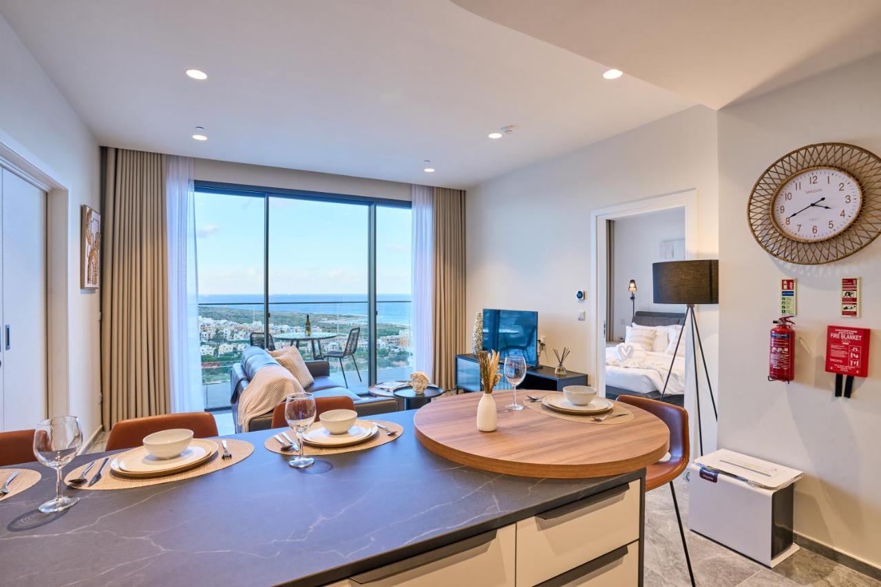 Elegant One Bedroom Apartment with a Stunning Seaview — 4-Star Luxury Hotel in San Giljan, Malta