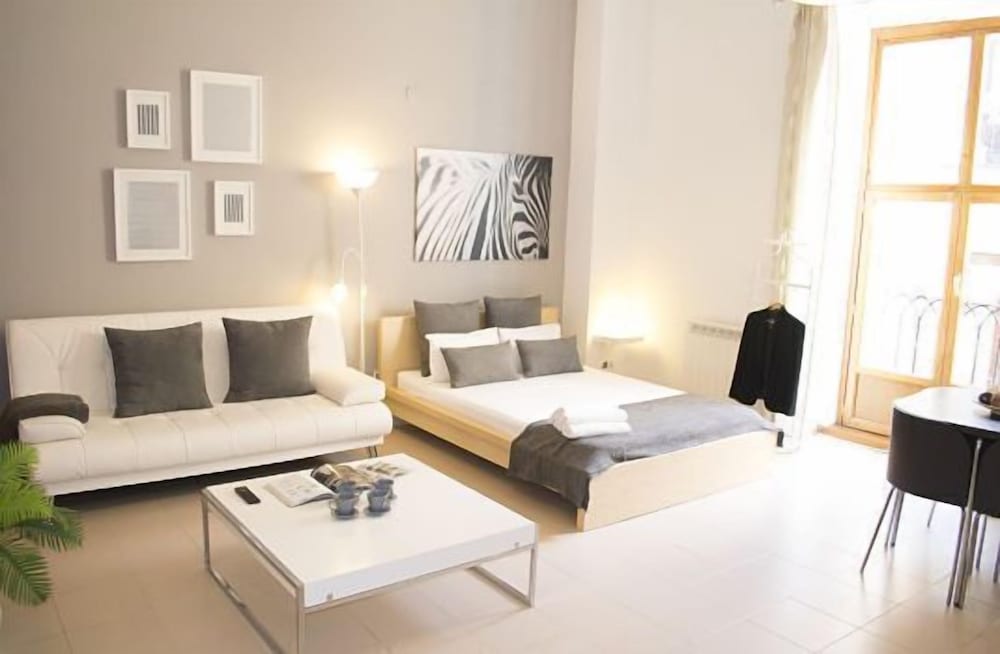 L&H Plaza Santa Ana hotel Cortes Madrid