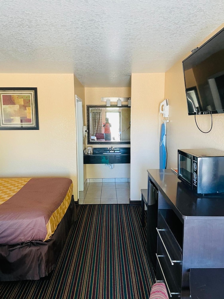 Sona Inn Dilley - photo 11