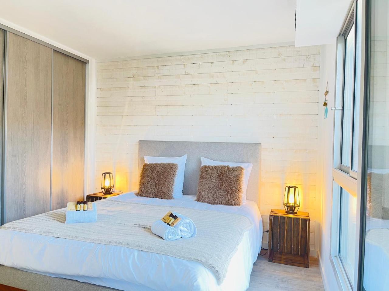 Tres Bel Appartement Face Au Port Santa Piscine — 4-Star Luxury Hotel in Saint-Raphael, France